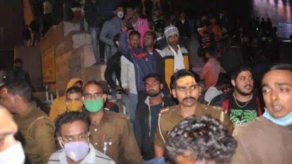उत्तर प्रदेश: वाराणसी में गंगा नदी में नाव पलटी,