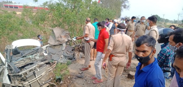 जिंदगी बचाने के लिए ऑक्सीजन ढूंढने निकला परिवार, हादसे में 5 लोगो की मौत
