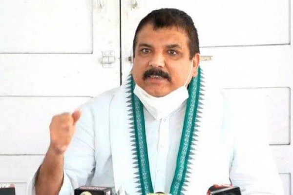 यूपी में बेकाबू होता जा रहा कोरोना व अपराध