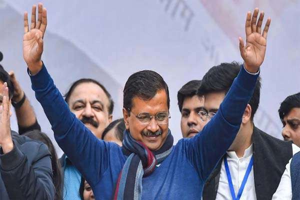 जीत के बाद मुख्यमंत्री अरविन्द केजरीवाल के पैतृक गांव सिवानी में जश्न का माहौल