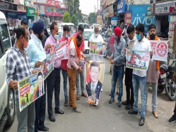 उप्र में दिखा आक्रोश, कई जिलों में फूंके गए चीन के पुतले