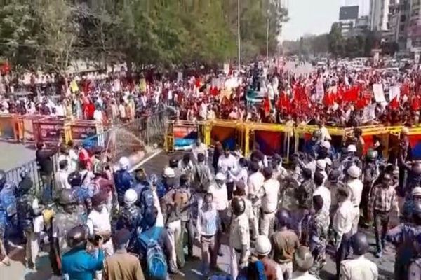 बिहार में रोजगार मांग रहे छात्रों पर लाठी चार्ज