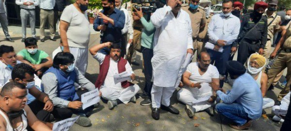 पंजाबः भाजपा नेताओं ने कपड़े उतार कर मुख्यमंत्री निवास के बाहर किया प्रदर्शन