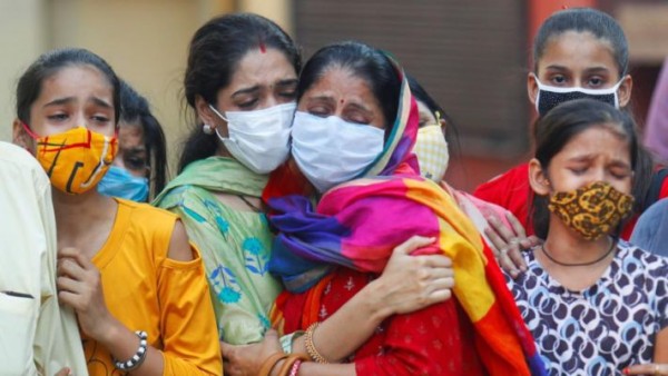 कोविड-19: पहली बार तीन लाख के क़रीब आए नए मामले और सर्वाधिक 2,023 लोगों की मौत
