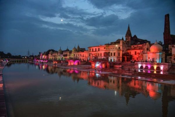 राम मंदिर के भूमि पूजन समारोह से पहले अयोध्या हुई रोशन