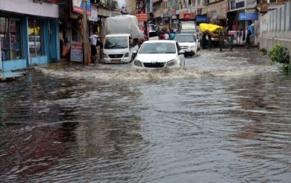 मप्र में 2 सौ गांव पानी से घिरे, 16 सौ लोगों को सुरक्षित निकाला गया