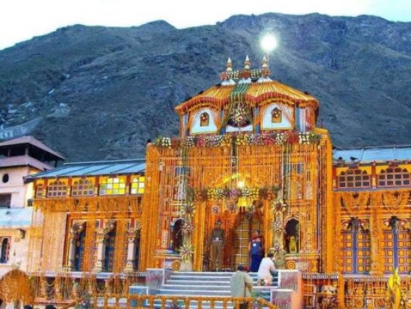 ब्रह्म मुहूर्त में खुले भगवान बद्रीनाथ धाम के कपाट, कोरोना की वजह से फीकी रही रौनक