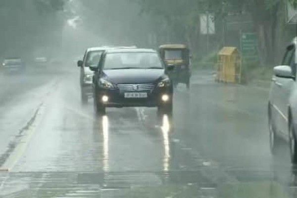तमिलनाडु-पुडुचेरी पर चक्रवाती तूफान का साया, उत्तर भारत में बढ़ा ठंड का कहर