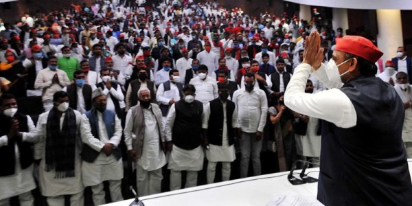 नोटबंदी से देश की अर्थव्यवस्था बिगड़ती जा रही है: अखिलेश