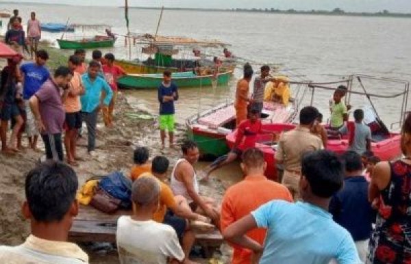 यूपी में नाव पलटने से एक परिवार के 6 लापता