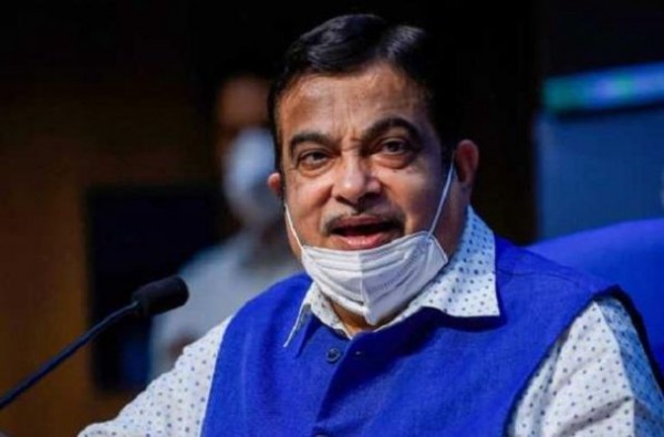 ई-वाहनों की लागत कम रखें कंपनियां, बाजार पर काबिज होने के लिए छोड़ें मुनाफा: गडकरी