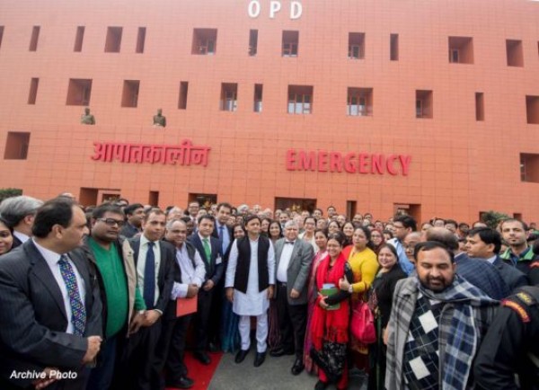 समाजवादी सरकार के काम पर अपने नाम का पत्थर लगवा रहे मुख्यमंत्री जी: अखिलेश