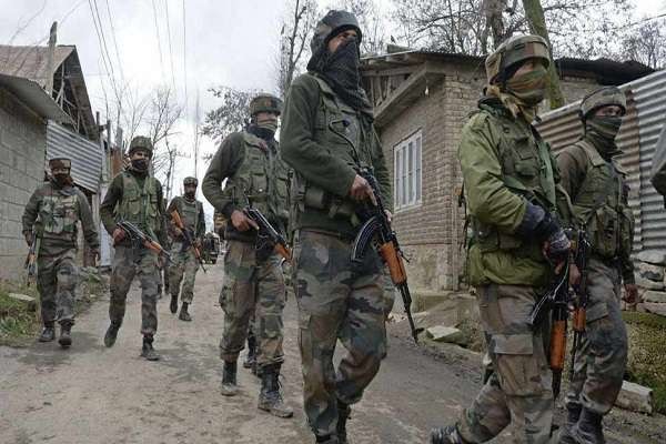 J&K : त्राल मुठभेड़ में सुरक्षाबलों ने 3 आतंकियों को किया ढेर