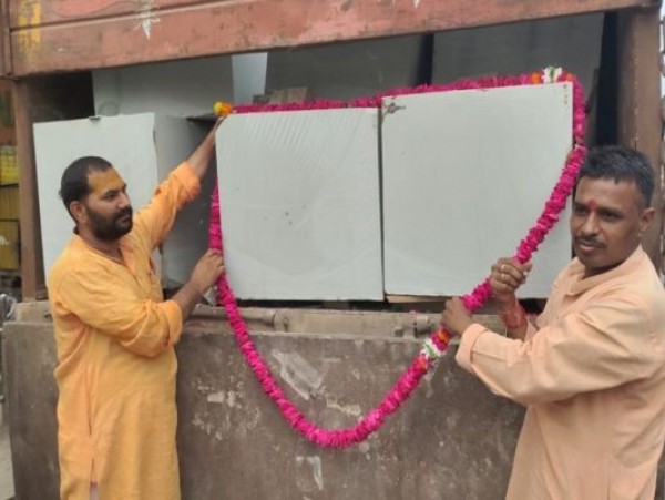 अयोध्या पहुंची राम मंदिर की नींव में लगने वाले पत्थरों की पहली खेप, संतों ने की पुष्प वर्षा