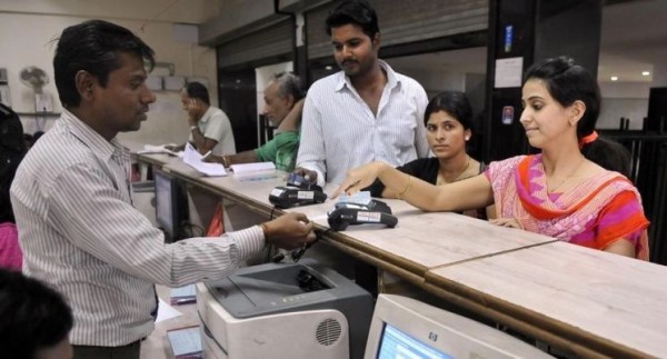 इन बैंकों के ग्राहकों को बड़ा झटका, पैसा जमा करने और निकालने पर लगेगा चार्ज!