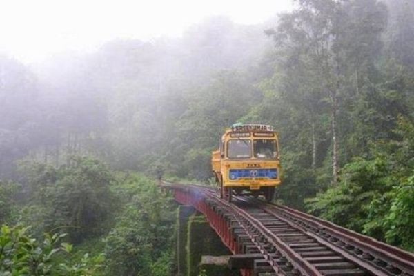 ये 15 तस्वीरें बता रही हैं कि इंडियन ट्रक ड्राइवर्स के सामने अच्छे से अच्छा स्टंटमैन भी फ़ेल है