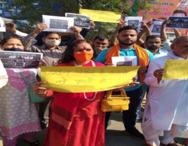 मेरठ: छत पर सुखाया जा रहा था पटाखों का जखीरा