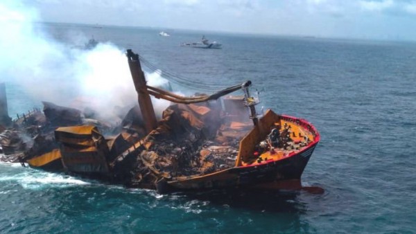 श्रीलंका के नज़दीक डूब रहा है जहाज़, लोगों में बढ़ रहा है ग़ुस्सा