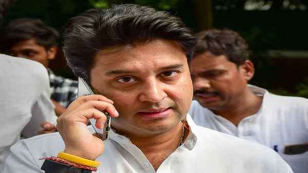 कोरोना महामारी के बीच सिंधिया ने शुरू की उपचुनाव की तैयारी, एक कॉल से सियासत गरमाई