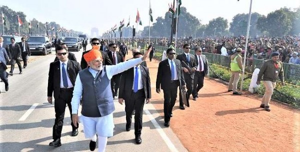 गणतंत्र दिवस पर सुरक्षा प्रोटोकॉल तोड़ लोगों के बीच पहुंचे पीएम मोदी