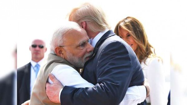 रेड कारपेट पर पीएम मोदी ने ट्रंप को लगाया गले, मेलानिया से मिलाया हाथ