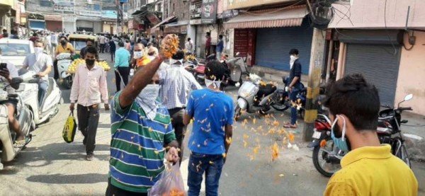 दिल्ली में शराब खरीदने वालों पर की गई फूलों की बारिश