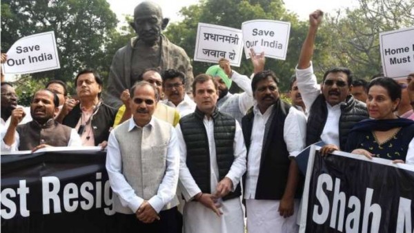 दिल्ली के दंगे पर राजनीति तेज़, संसद में हंगामा