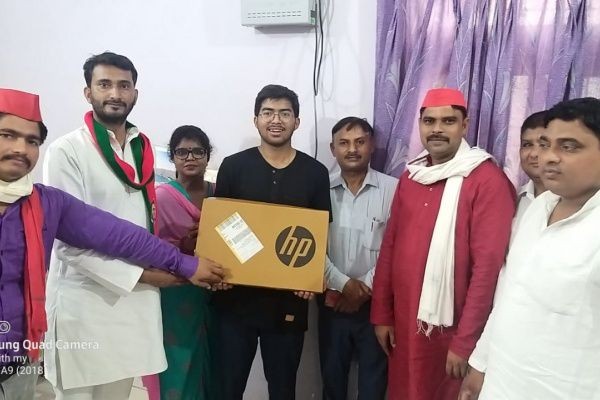 12वीं की परीक्षा में टॉप करने वाले तुषार जाटव को सपा ने दिया लैपटॉप