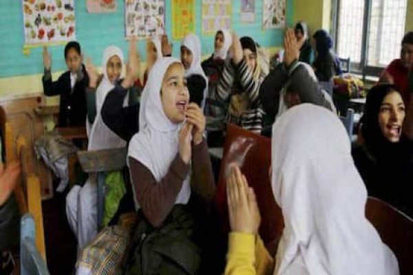 कश्मीर में करीब एक साल बाद खुले स्कूल, कोरोना वायरस की वजह से थे बंद