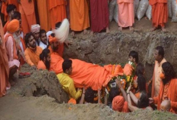 प्रयागराज: अखाड़ा परिषद अध्यक्ष महंत नरेंद्र गिरि अनंत समाधि में विलीन