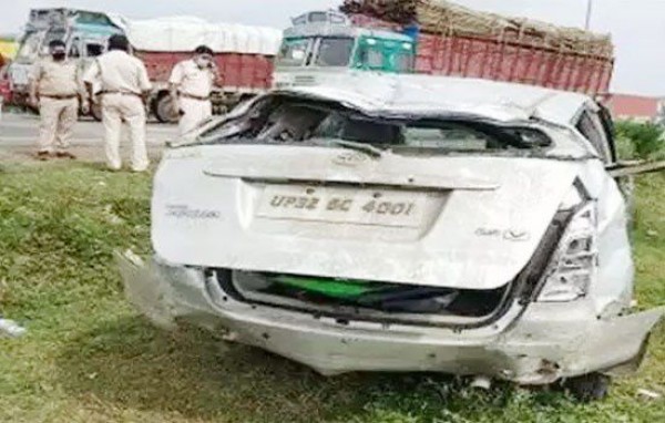 विकास के बाद यूपी के गैंगस्टर फिरोज खान को लेकर आ रही यूपी पुलिस की गाड़ी पलटी