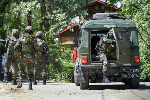 जम्मू-कश्मीर: आतंकियों ने CRPF और पुलिस जवानों पर फेंका ग्रेनेड, दो स्थानीय नागरिक घायल
