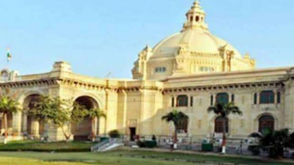यूपी विधानसभा के बाहर युवक ने की आत्मदाह की कोशिश