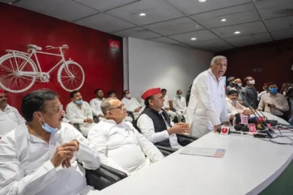 UP: बसपा का दामन छोड़ सपा में आए पूर्व मंत्री ये सब कह फफक कर रोने लगे