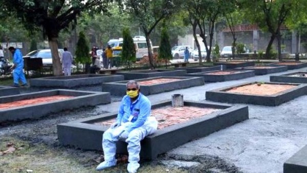 कोविड से कराहती दिल्ली के पार्क में हो रहे हैं अंतिम संस्कार