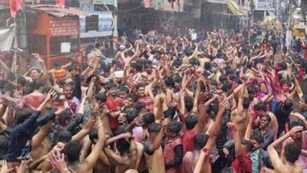 यूपी : होली के रंग में धुला कोरोना वायरस का डर, खूब उड़ा गुलाल