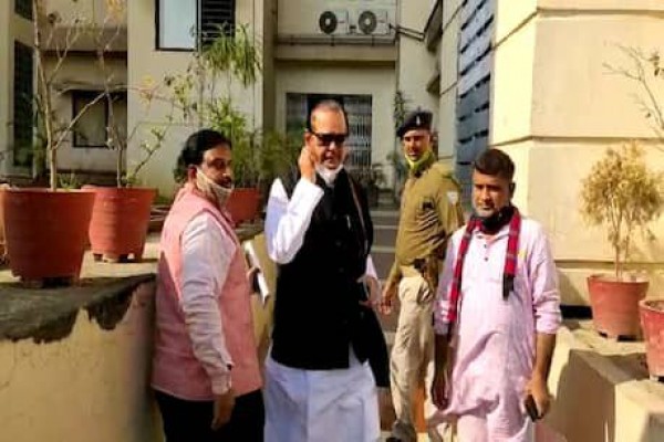 शिफ्ट किए जाने के बाद लालू यादव से मिले तीन नेता