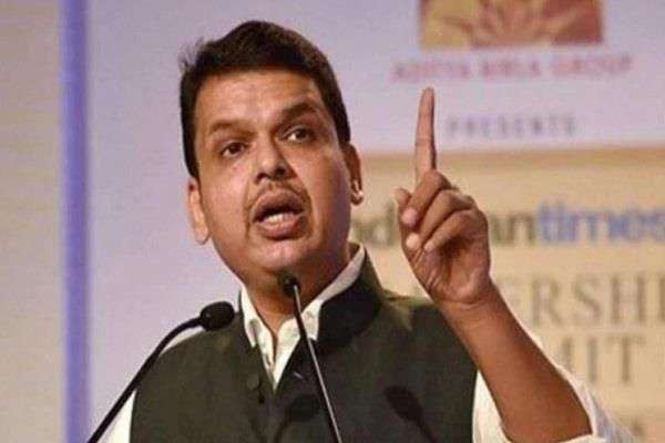 सावरकर की छवि धूमिल करने वाली किताब को प्रतिबंधित करें उद्धव : फडणवीस