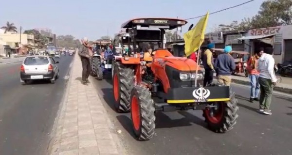 किसानों ने घेरा महिला विधायक व राज्यमंत्री का आवास, दोनों गायब