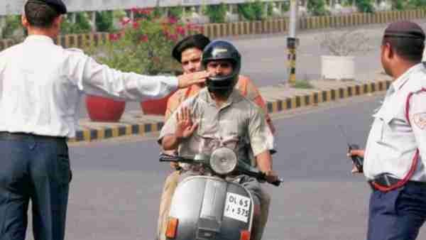उप्र में लाॅकडाउन के आदेश की अनदेखी करने वाले 98705 लोगों का चालान
