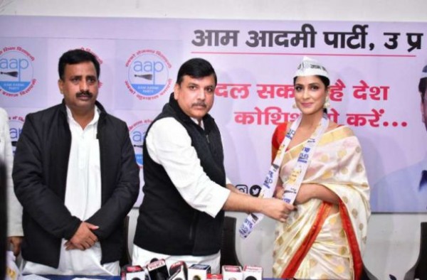 एक्ट्रेस पायस पंडित समेत कई लोगों ने ली आप की सदस्यता