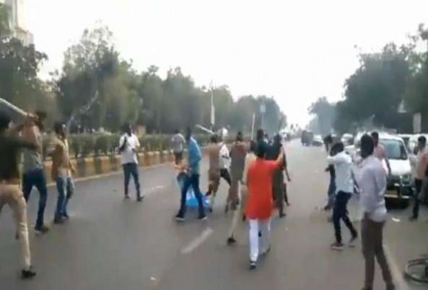 जेएनूय हिंसा की आंच पहुंची अहमदाबाद, एबीवीपी-एनएसयूआई कार्यकर्ताओं में हुई जमकर मारपीट