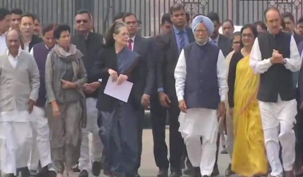 राष्ट्रपति से मिला कांग्रेस का शिष्टमंडल, राजधर्म की रक्षा की अपील की