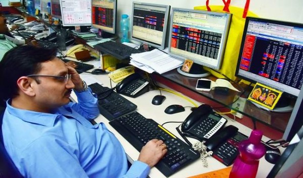दुनिया भर के शेयर बाजारों का खस्ता हाल, सेंसेक्स 1800 और निफ्टी 10,000 अंक लुढ़का