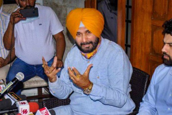 हाईकमान की बैठक से निकलते ही कैप्टन पर हमलावर हुए सिद्धू, बोले- पंजाब किसी की जागीर नहीं, सच जीतेगा