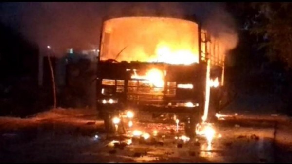 पंचायत चुनाव: गोरखपुर में मतगणना में हेराफेरी का आरोप, भीड़ ने पुलिस चौकी और गाड़ियां फूंकी