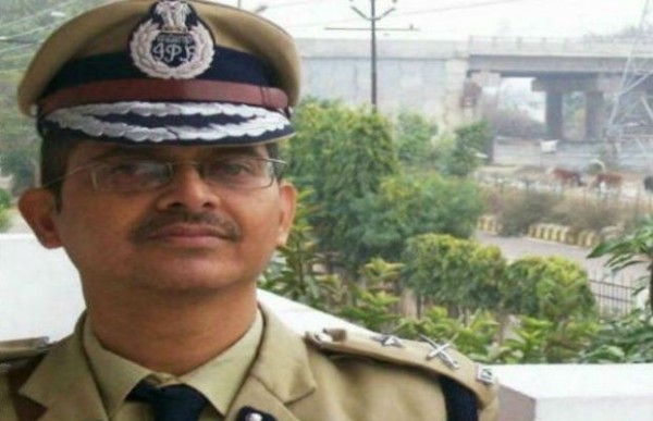 IPS अफसर को 10,000 हर्जाने की लीगल नोटिस