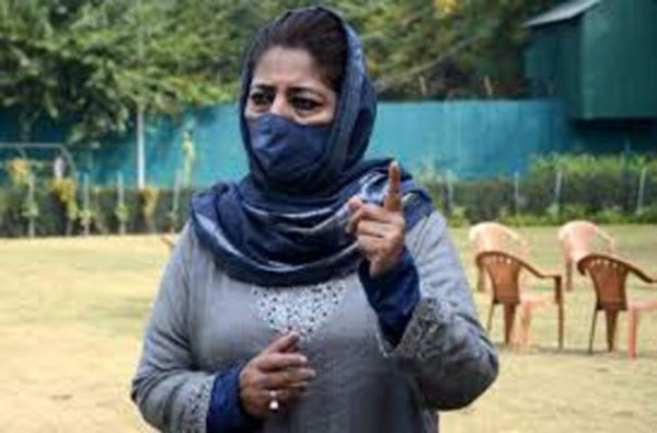महबूबा मुफ्ती ने किसानों के प्रदर्शन स्थलों पर अवरोधक लगाए जाने की निंदा की