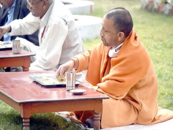 गोरखनाथ मंदिर में आंवले के पेड़ के नीचे सीएम योगी ने किया एकादशी व्रत का पारायण,