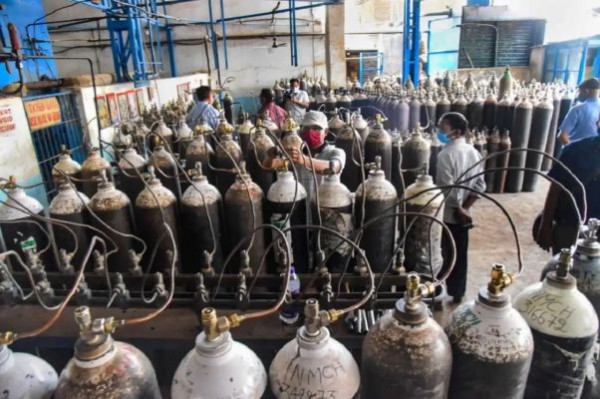 मरीजों की सांसों पर हाइकोर्ट का आदेश-सरकार इंडस्ट्री की ऑक्सीजन रोके, लोगों को दे